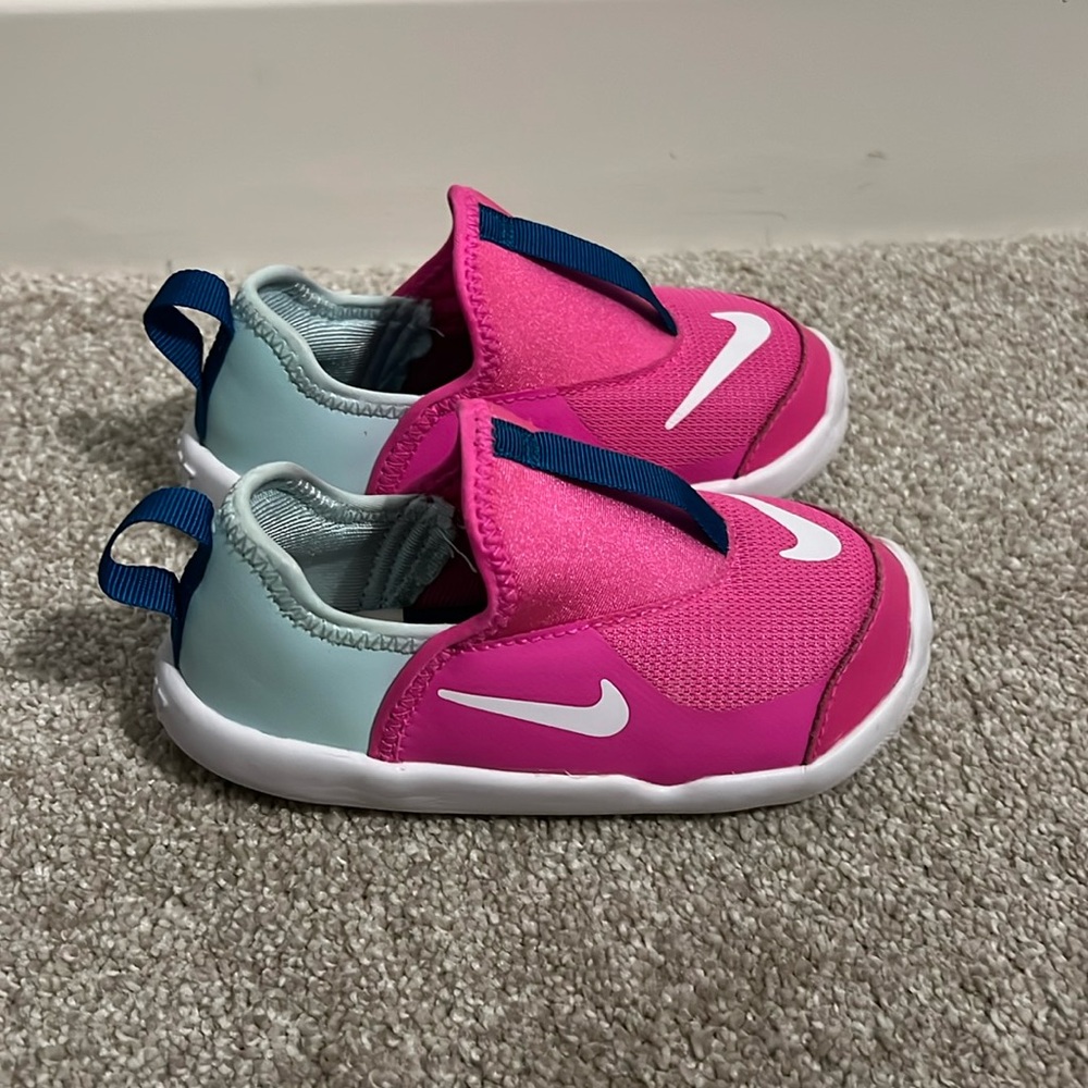 Girls Nike water shoe. Size 8c. Worn once and never got wet. Great condition!